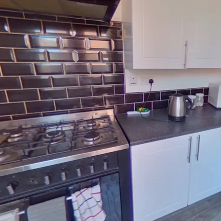Rent this 6 bed townhouse on Avtar in Raven Road, Leeds