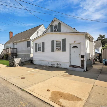 Image 2 - 742 South 9th Street, Village of Lindenhurst, NY 11757, USA - Townhouse for sale