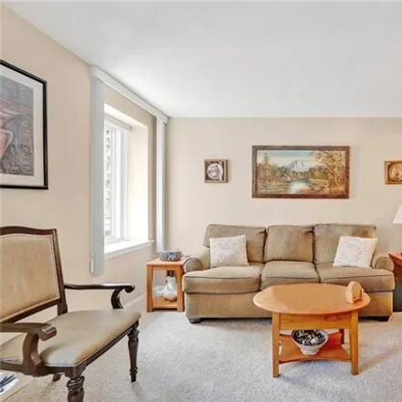 Image 5 - 3171 Whitney Avenue, New York, NY 11229, USA - Apartment for sale