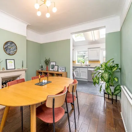 Rent this 5 bed townhouse on Maidstone Road in Bowes Park, London
