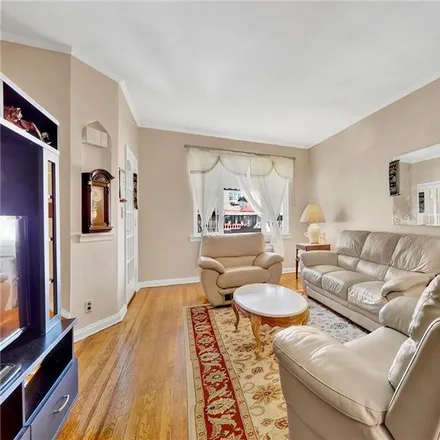 Image 7 - 731 East 38th Street, New York, NY 11210, USA - House for sale