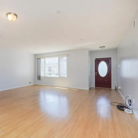 Image 3 - 33 Mills Avenue, New York, NY 10305, USA - House for sale
