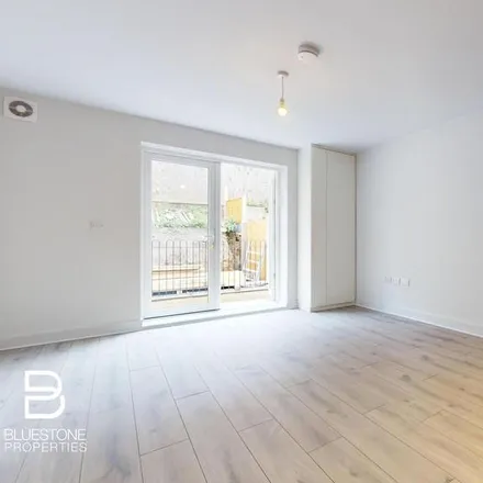 Rent this 3 bed apartment on 22 Temple Road in London, CR0 1HT