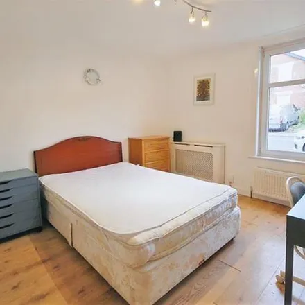 Rent this 5 bed apartment on Harwich Road in Colchester, CO4 3ES