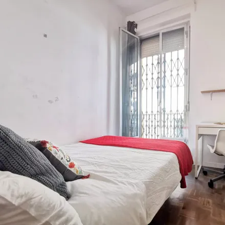 Rent this 4 bed room on Madrid in Rastro Market, Plaza de Cascorro