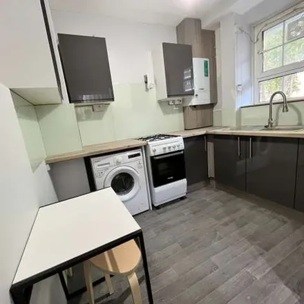 Rent this 4 bed apartment on Effingham House in Albion Avenue, London