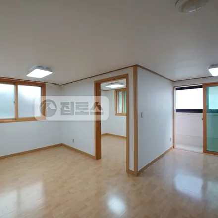 Rent this 2 bed apartment on 서울특별시 송파구 방이동 98-12