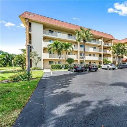 Buy this 2 bed condo on Mariner Way in Lee County, FL 33919