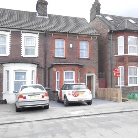 Rent this 3 bed townhouse on All Saints Academy Dunstable in Houghton Road, Dunstable