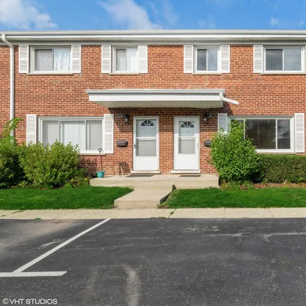 Buy this 3 bed townhouse on unnamed road in Mount Prospect, IL 60070
