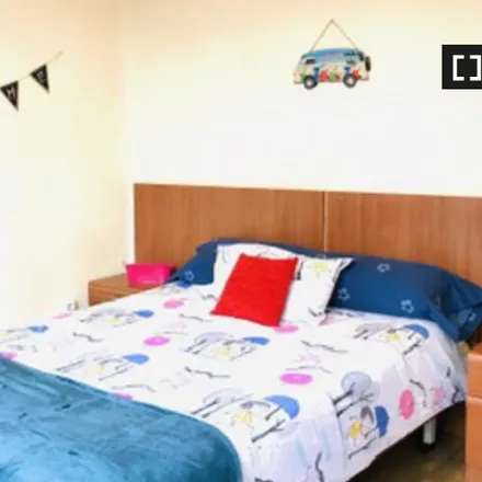 Rent this 5 bed room on Frutas Sol in Rúa Rosalía de Castro, 36201 Vigo