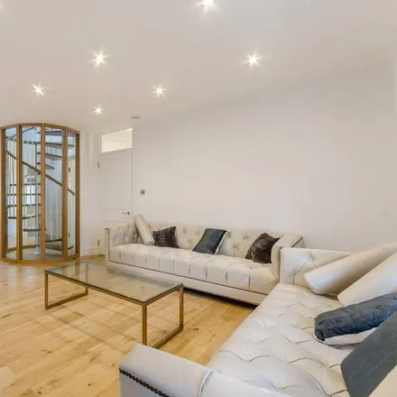 Rent this 3 bed apartment on Stalbridge Buildings in Lumley Street, London