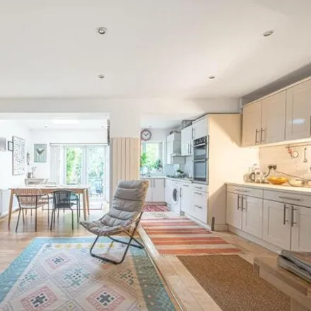 Image 4 - Kings Close, London, NW4 2JT, United Kingdom - Townhouse for sale