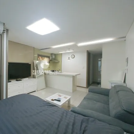 Rent this studio apartment on 서울특별시 강남구 역삼동 671-20