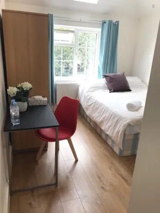 Rent this 8 bed room on The Green in London, W3 7PQ