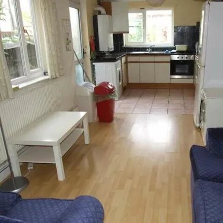 Rent this 5 bed townhouse on Malefant Street in Cardiff, CF24 4NH