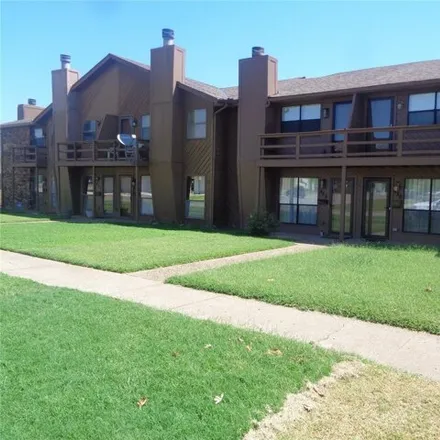 Rent this 2 bed townhouse on 426 S Shawnee Ave in Bartlesville, Oklahoma