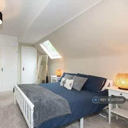 Image 6 - Burgh Heath Road, Epsom, KT17 4LY, United Kingdom - Apartment for rent