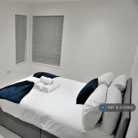 Image 5 - Queens Walk, London, NW9 8ES, United Kingdom - Apartment for rent