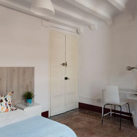 Rent this 5 bed room on Carrer de les Heures in 10-4, 08002 Barcelona