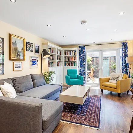 Rent this 3 bed townhouse on Alscot Way in London, SE1 5XU