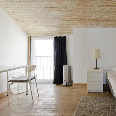 Rent this 3 bed room on Taberna Albricoque in Rua dos Caminhos de Ferro, 1100-108 Lisbon