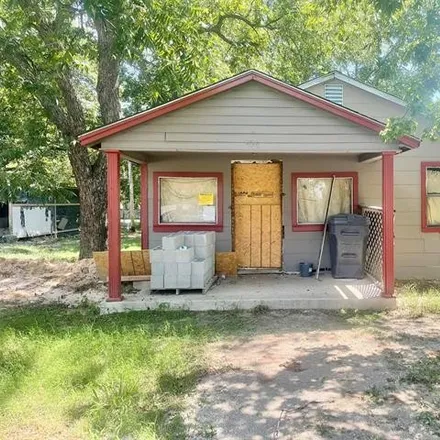 Buy this 2 bed house on 916 C Street Southeast in Ardmore, OK 73401