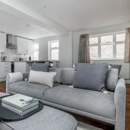 Rent this 3 bed apartment on 318-324 Edgware Road in London, NW1 6RF