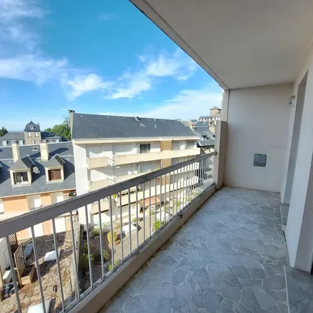 Rent this 3 bed apartment on Hôtel de Ville in Place Eugène Raynaldy, 12000 Rodez