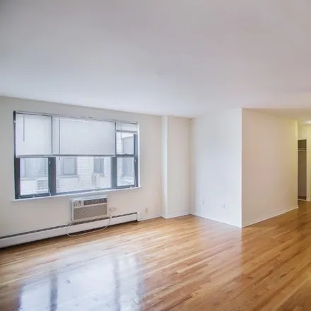 Image 1 - 525 West Oakdale Avenue - Apartment for rent