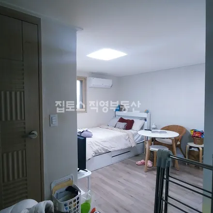 Rent this studio apartment on 서울특별시 마포구 성산동 200-106