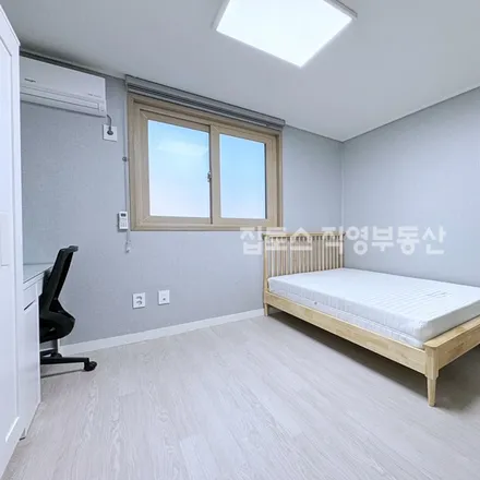 Rent this studio apartment on 서울특별시 관악구 신림동 1515-14