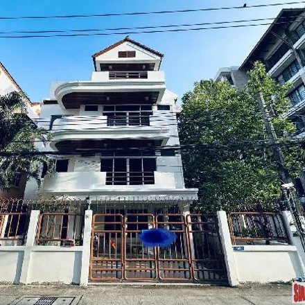Rent this 5 bed house on Phrom Phong