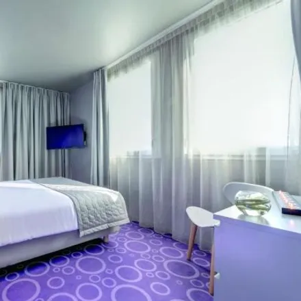Rent this 3 bed apartment on 5 Esplanade du Traité de Rome in 78140 Vélizy-Villacoublay, France