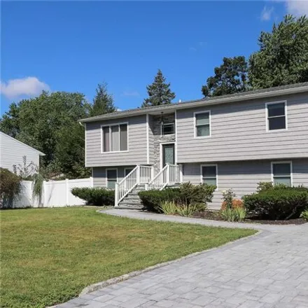 Rent this 3 bed house on 335 Gillette Street in Dix Hills, NY 11746