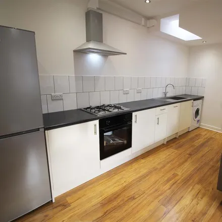 Rent this 4 bed apartment on 54 Middle Street in Beeston, NG9 2AR