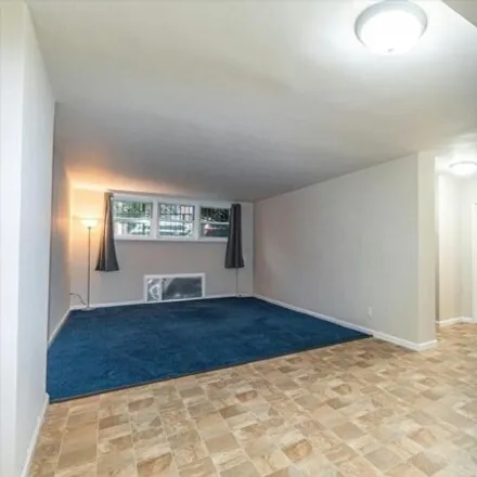 Image 3 - The Chateau, 39-76 57th Street, New York, NY 11377, USA - Apartment for sale