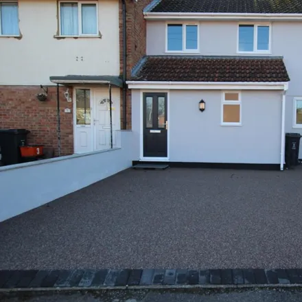 Rent this 3 bed townhouse on Hazlemere Close in Swindon, SN3 2AW
