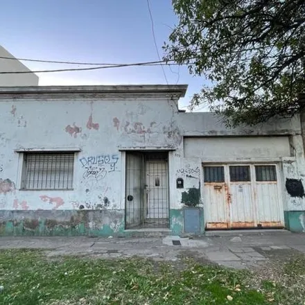 Buy this studio house on Avenida 72 333 in Partido de La Plata, B1904 DVC La Plata