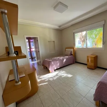 Buy this 5 bed house on Rua VI-1 in Jardim Karaíba, Uberlândia - MG