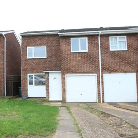 Buy this 3 bed duplex on Lunedale Close in Kempston, MK42 8JQ