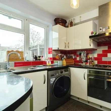 Image 3 - 33 Whitland Road, London, SM5 1QT, United Kingdom - House for sale