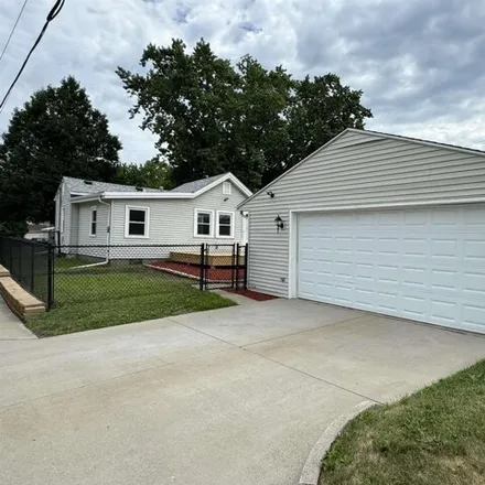 Image 4 - 2603 Bellevue Ave, Bettendorf, Iowa, 52722 - House for sale
