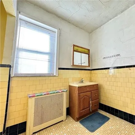 Image 9 - 57 Bay 10th Street, New York, NY 11228, USA - House for sale