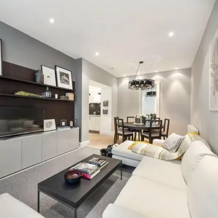Rent this 4 bed room on 29 Cadogan Square in London, SW1X 0JX