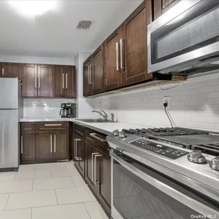 Image 6 - 110 McKibbin Street, New York, NY 11206, USA - House for sale