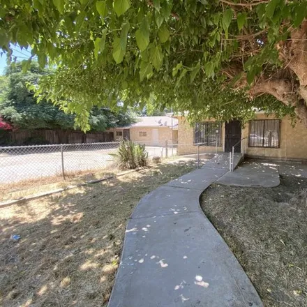 Buy this 3 bed house on 2087 East Crabtree Avenue in East Porterville, Tulare County