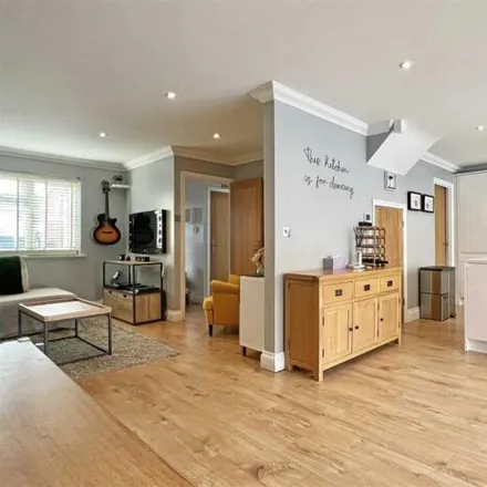 Image 2 - 14 Saddle Rise, Chelmsford, CM1 6SS, United Kingdom - House for sale