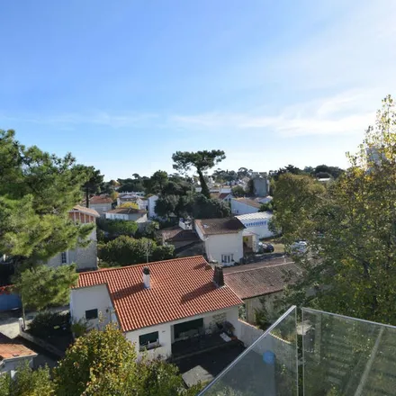 Rent this 3 bed apartment on 19 Boulevard du 5-Janvier-1945 in 17200 Royan, France