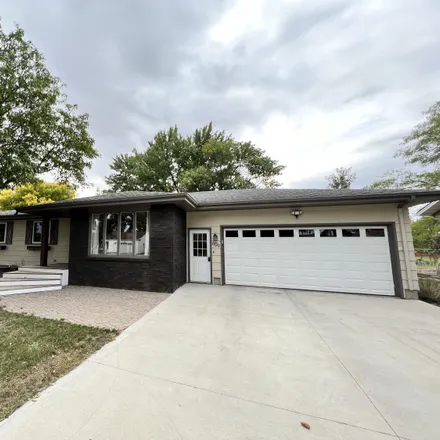 Buy this 4 bed house on 609 Willow Drive in Aberdeen, SD 57401